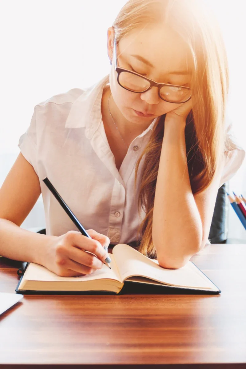 Sylibi – woman studying